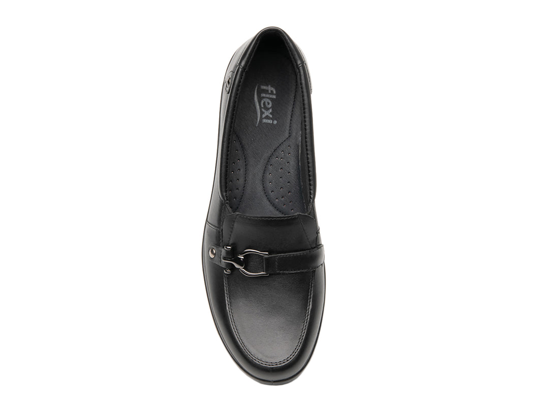 Zapato plano Flexi Karime para mujer en color negro con detalle de hebilla plateada.