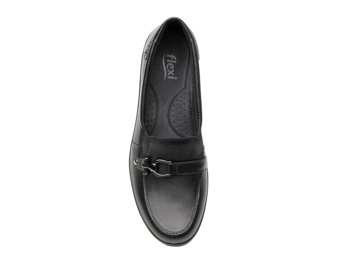 Zapato plano Flexi Karime para mujer en color negro con detalle de hebilla plateada.