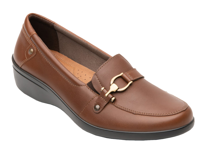 Zapato Flexi Karime para mujer color whisky con detalle de hebilla dorada y suela negra.