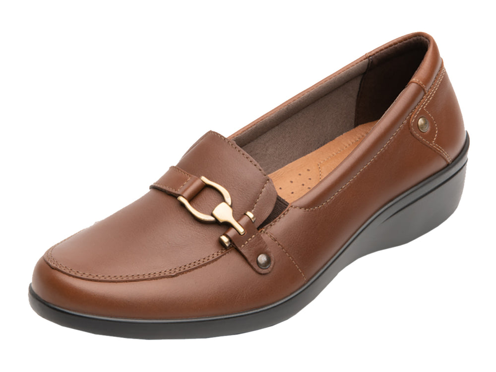 Zapato Flexi Karime para mujer color whisky con detalle de hebilla dorada y suela negra.