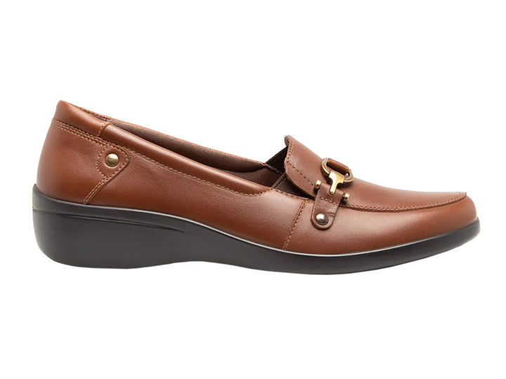 Zapato Flexi Karime para mujer color whisky con detalle de hebilla dorada y suela negra.