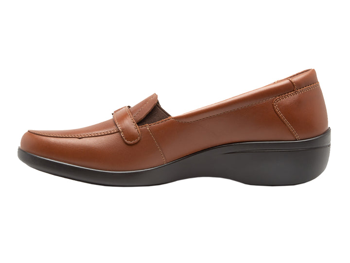 Zapato Flexi Karime para mujer color whisky con detalle de hebilla dorada y suela negra.