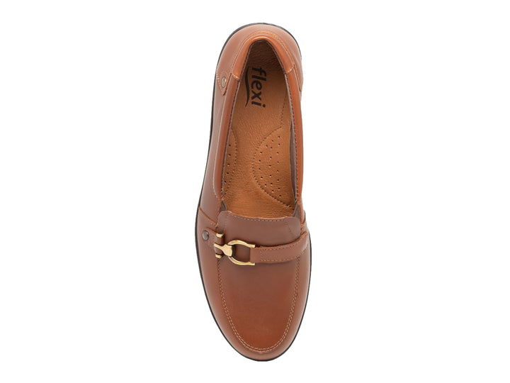 Zapato Flexi Karime para mujer color whisky con detalle de hebilla dorada y suela negra.