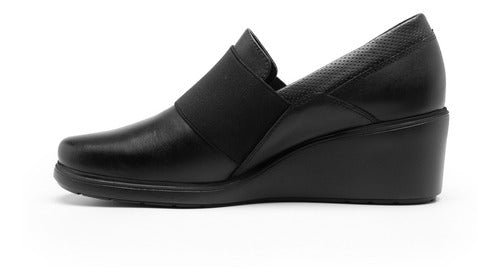 Zapato Flexi Jannis para mujer en color negro con banda elástica y cuña baja.