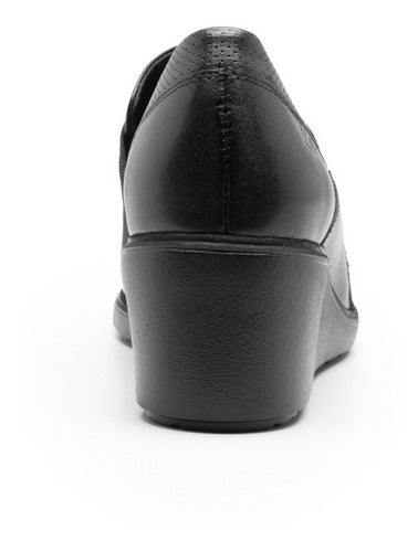 Zapato Flexi Jannis para mujer en color negro con banda elástica y cuña baja.