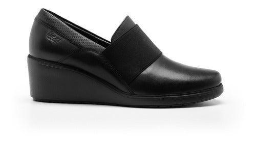 Zapato Flexi Jannis para mujer en color negro con banda elástica y cuña baja.