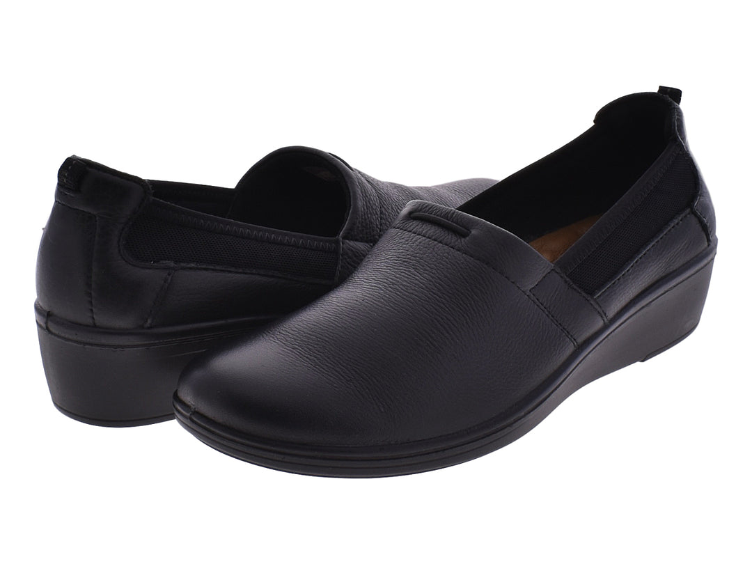 Zapatos planos Flexi para mujer en color negro, material de cuero con diseño slip-on.