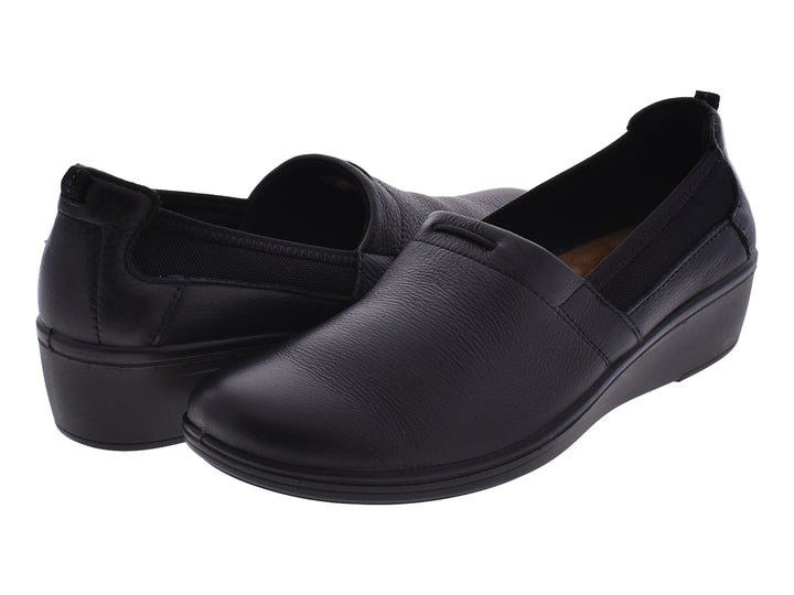 Zapatos planos Flexi para mujer en color negro, material de cuero con diseño slip-on.