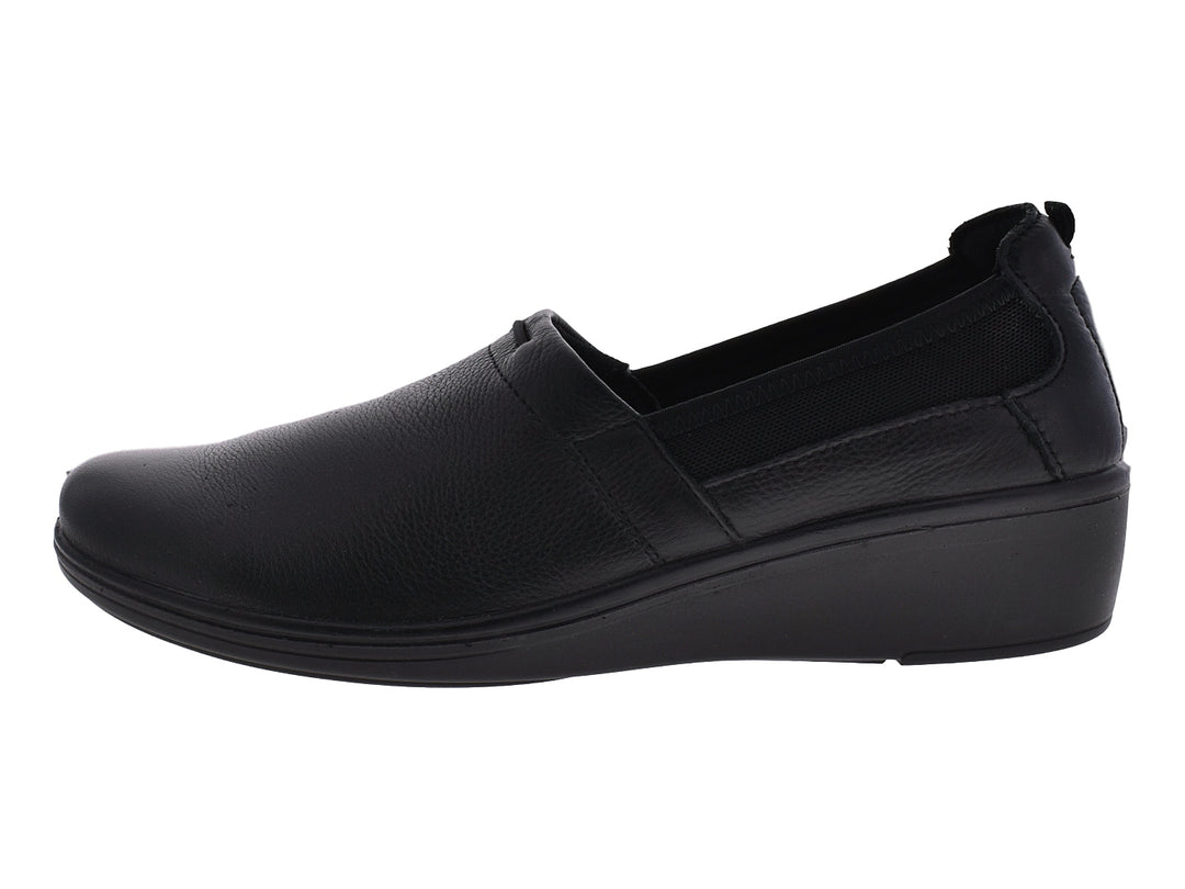 Zapatos planos Flexi para mujer en color negro, material de cuero con diseño slip-on.