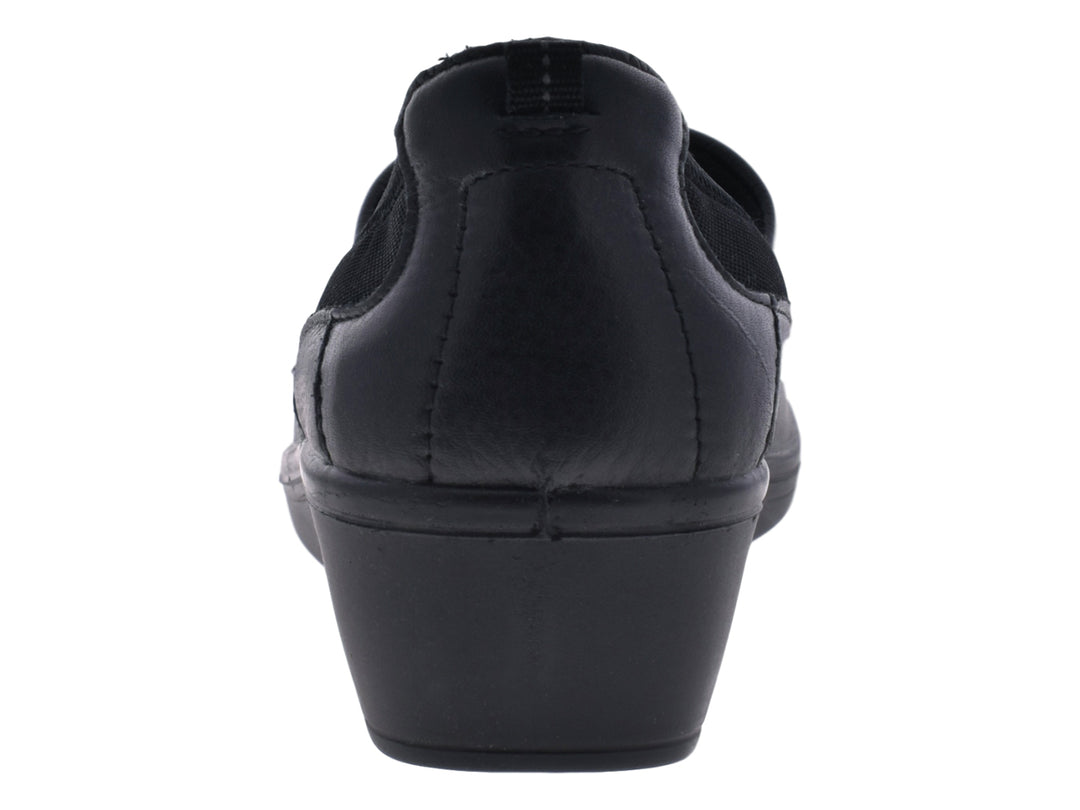 Zapatos planos Flexi para mujer en color negro, material de cuero con diseño slip-on.