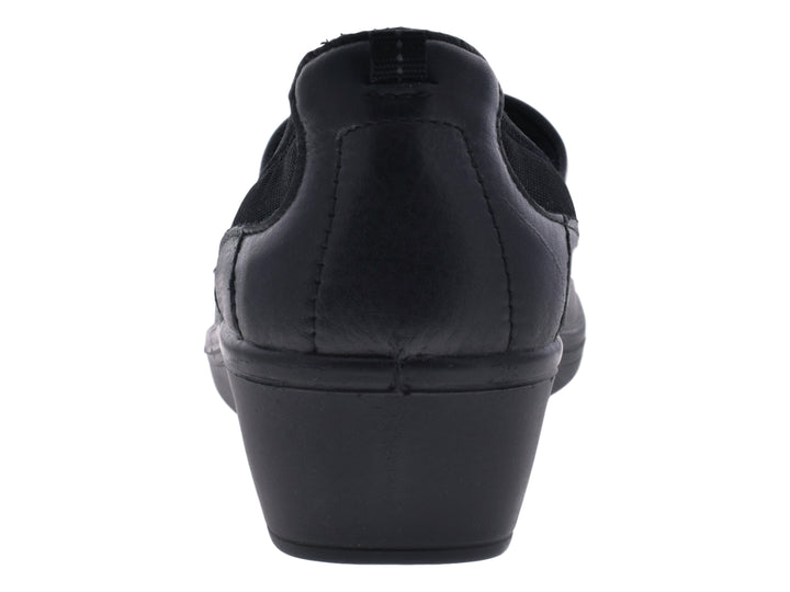 Zapatos planos Flexi para mujer en color negro, material de cuero con diseño slip-on.