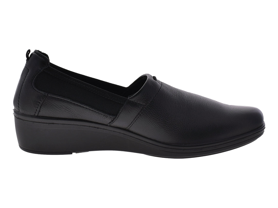 Zapatos planos Flexi para mujer en color negro, material de cuero con diseño slip-on.