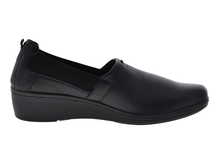 Zapatos planos Flexi para mujer en color negro, material de cuero con diseño slip-on.