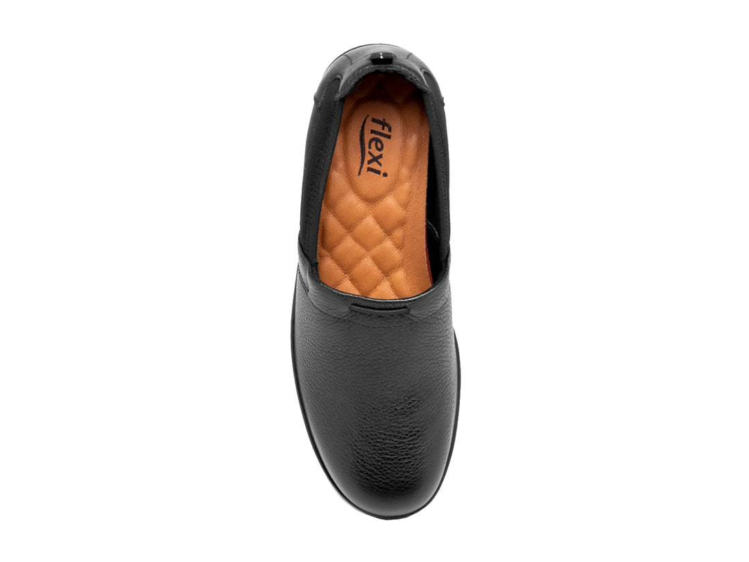 Zapatos planos Flexi para mujer en color negro, material de cuero con diseño slip-on.