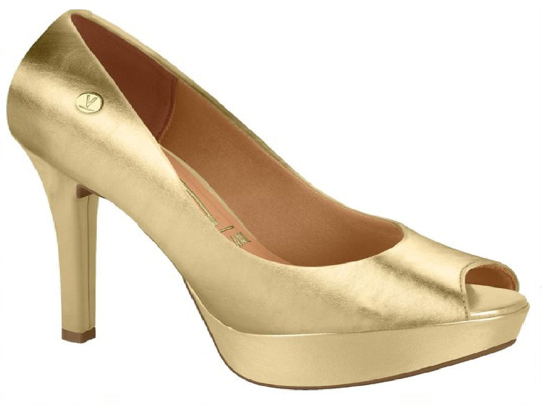 Zapato de tacón alto color dorado con plataforma y punta abierta.
