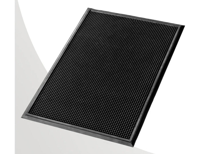 Tapete sanitizante rectangular de color negro con textura de puntos y borde reforzado.