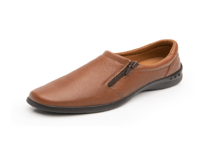 Zapato plano Flexi Ofelia para mujer en color tan con cierre lateral y suela negra.