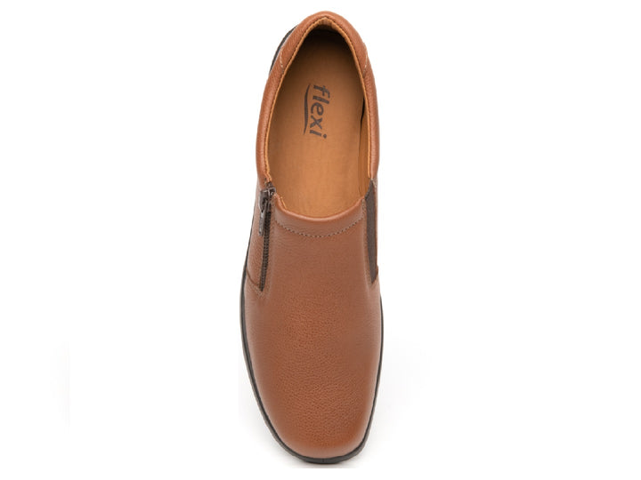 Zapato plano Flexi Ofelia para mujer en color tan con cierre lateral y suela negra.