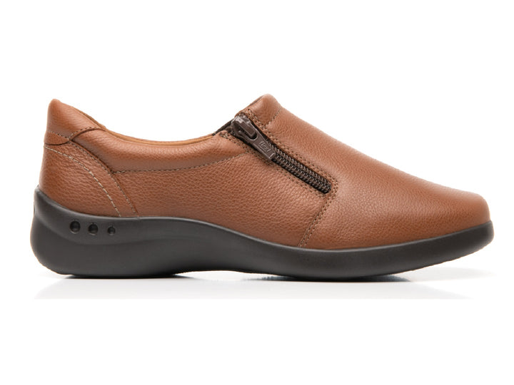 Zapato plano Flexi Ofelia para mujer en color tan con cierre lateral y suela negra.