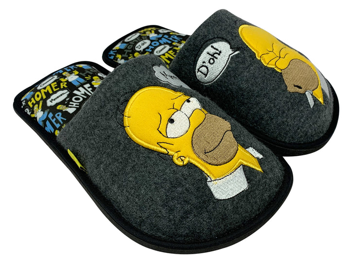 Par de pantuflas grises con el rostro de Homer Simpson bordado en amarillo y suela negra.