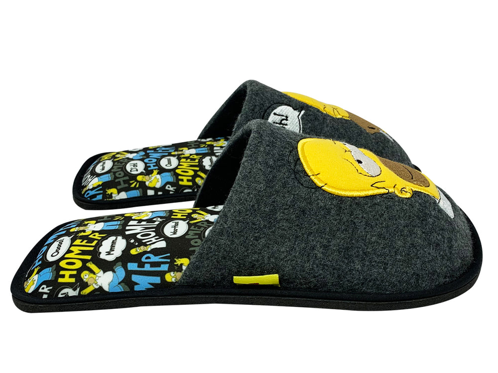 Par de pantuflas grises con el rostro de Homer Simpson bordado en amarillo y suela negra.