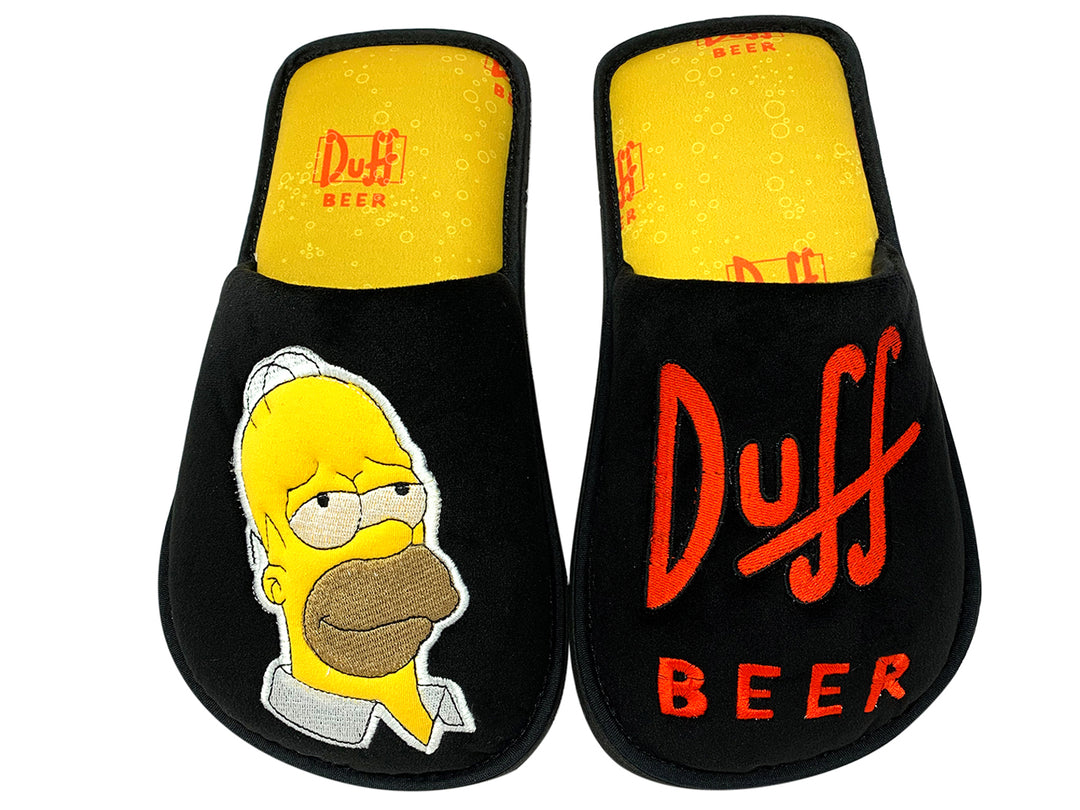 Pantuflas negras con interior amarillo, decoradas con Homero Simpson y la marca Duff Beer.