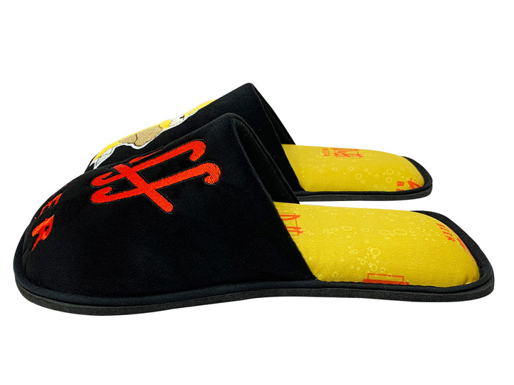 Pantuflas negras con interior amarillo, decoradas con Homero Simpson y la marca Duff Beer.