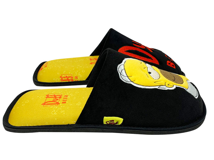 Pantuflas negras con interior amarillo, decoradas con Homero Simpson y la marca Duff Beer.