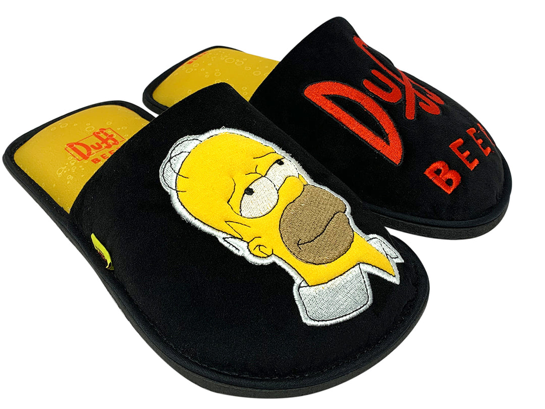 Pantuflas negras con interior amarillo, decoradas con Homero Simpson y la marca Duff Beer.
