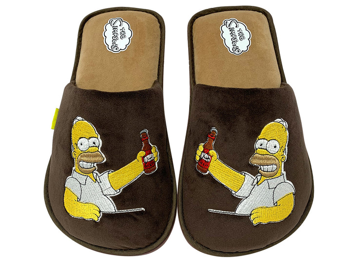 Pantuflas color café con bordado de Homero Simpson sosteniendo una botella.