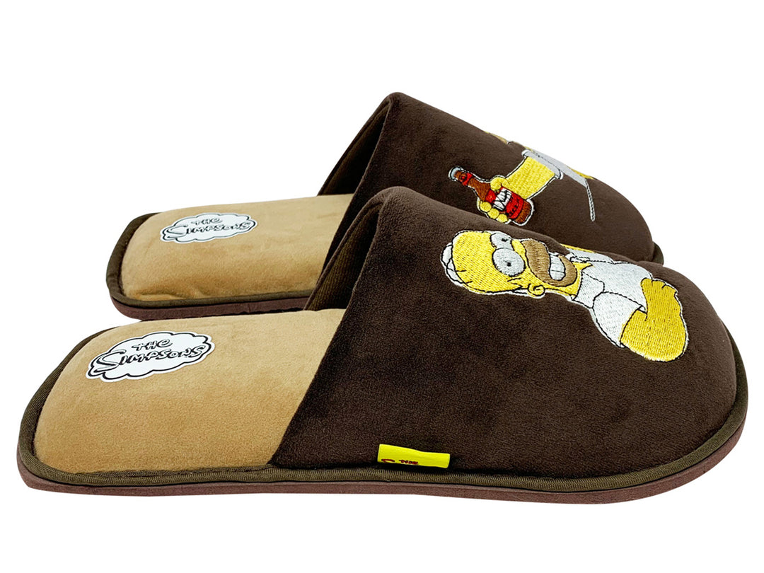 Pantuflas color café con bordado de Homero Simpson sosteniendo una botella.