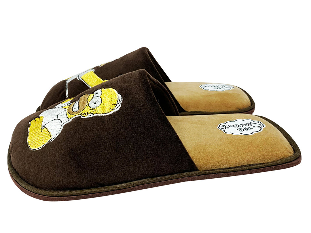 Pantuflas color café con bordado de Homero Simpson sosteniendo una botella.