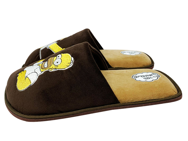 Pantuflas color café con bordado de Homero Simpson sosteniendo una botella.