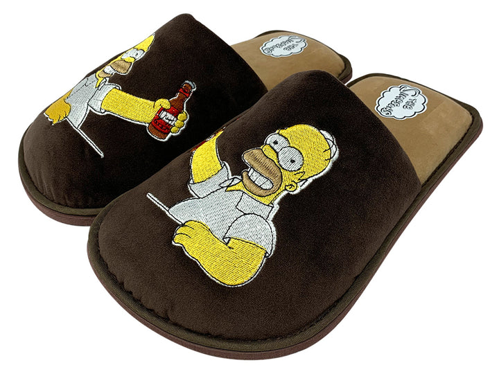 Pantuflas color café con bordado de Homero Simpson sosteniendo una botella.