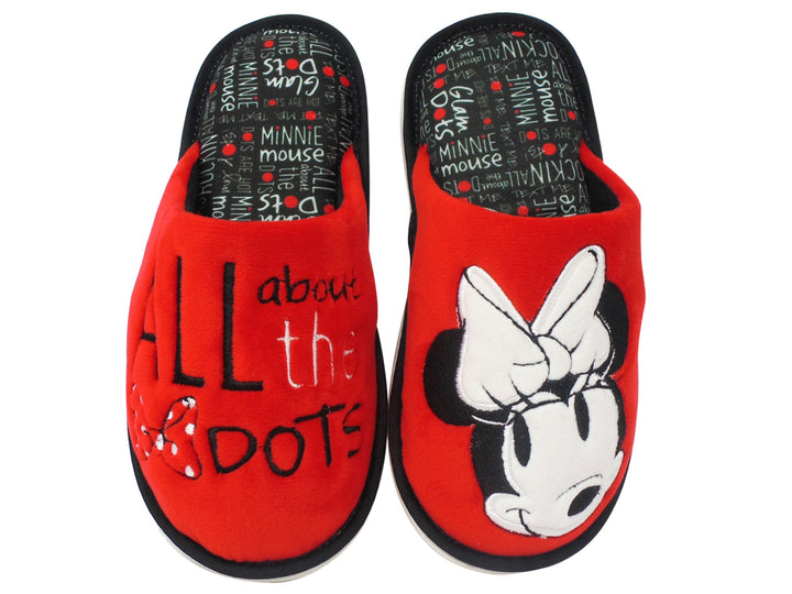 Pantuflas rojas de Minnie Mouse para mujer con detalles en negro y blanco.