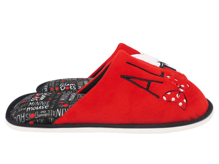 Pantuflas rojas de Minnie Mouse para mujer con detalles en negro y blanco.
