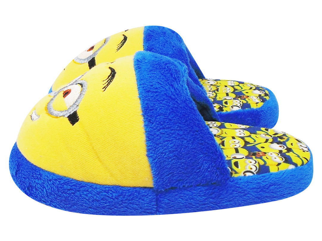 Pantuflas amarillas y azules con diseño de personajes Minions para niño.