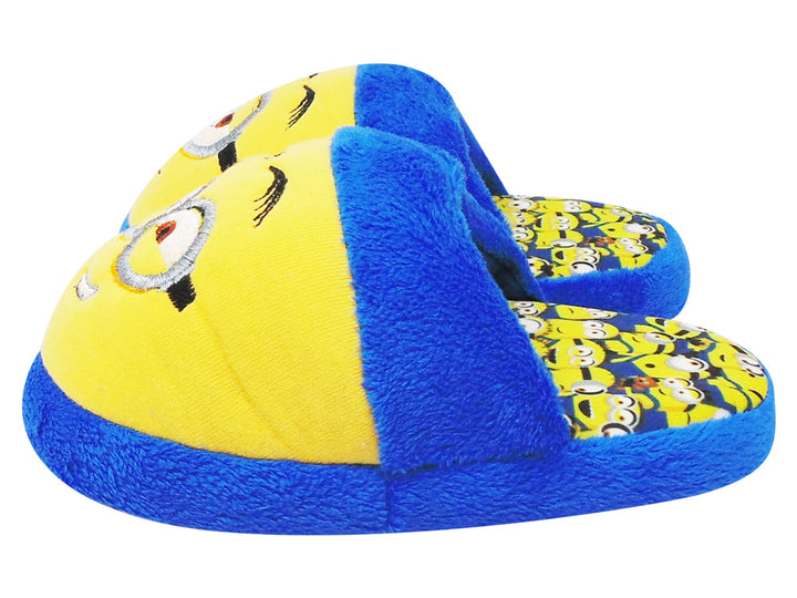 Pantuflas amarillas y azules con diseño de personajes Minions para niño.