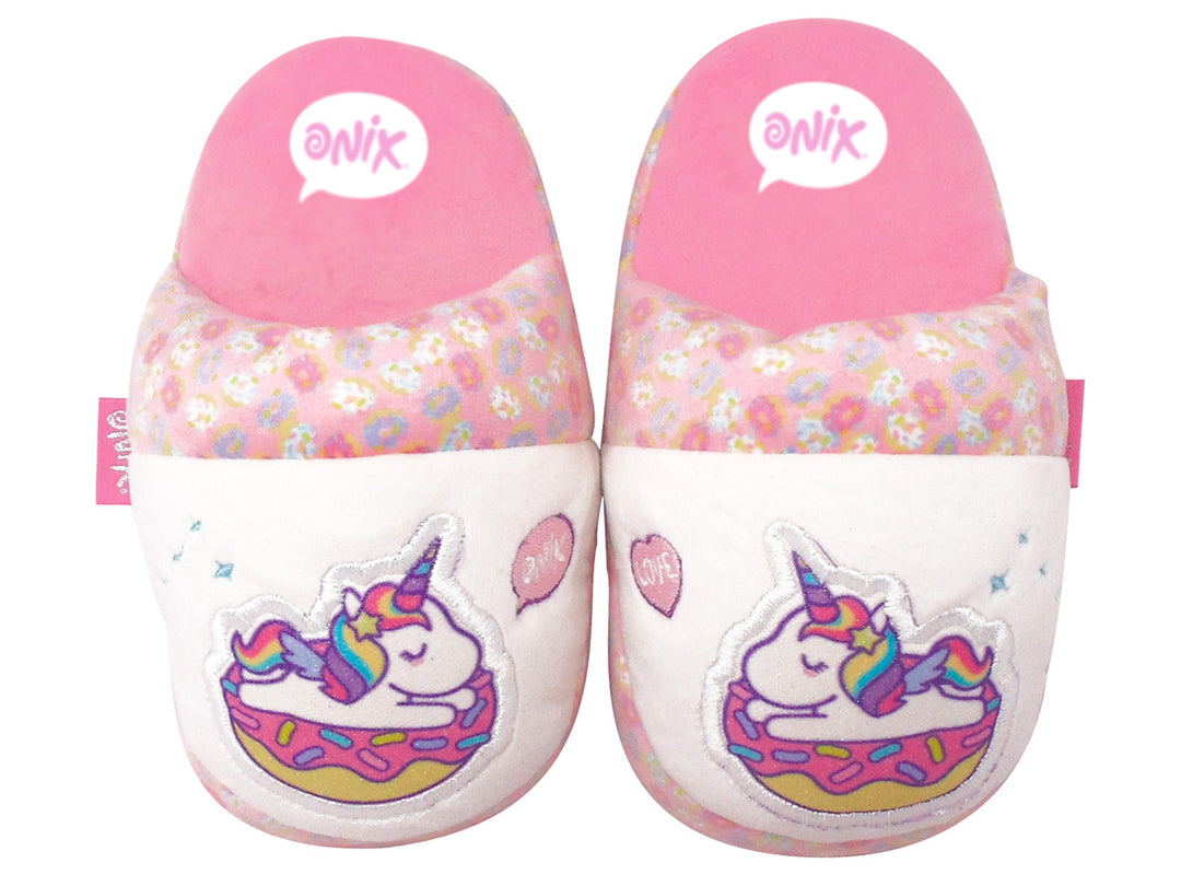 Pantuflas para niña color blanco y rosa con parche de unicornio sobre una dona.