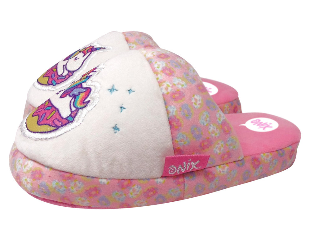 Pantuflas para niña color blanco y rosa con parche de unicornio sobre una dona.