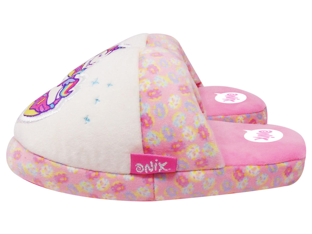 Pantuflas para niña color blanco y rosa con parche de unicornio sobre una dona.