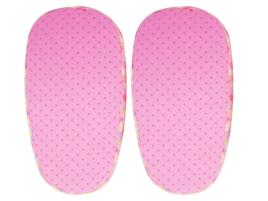 Pantuflas para niña color blanco y rosa con parche de unicornio sobre una dona.