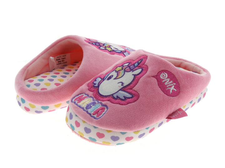 Pantuflas rosas para niña con diseño de unicornio y suela blanca con corazones de colores.
