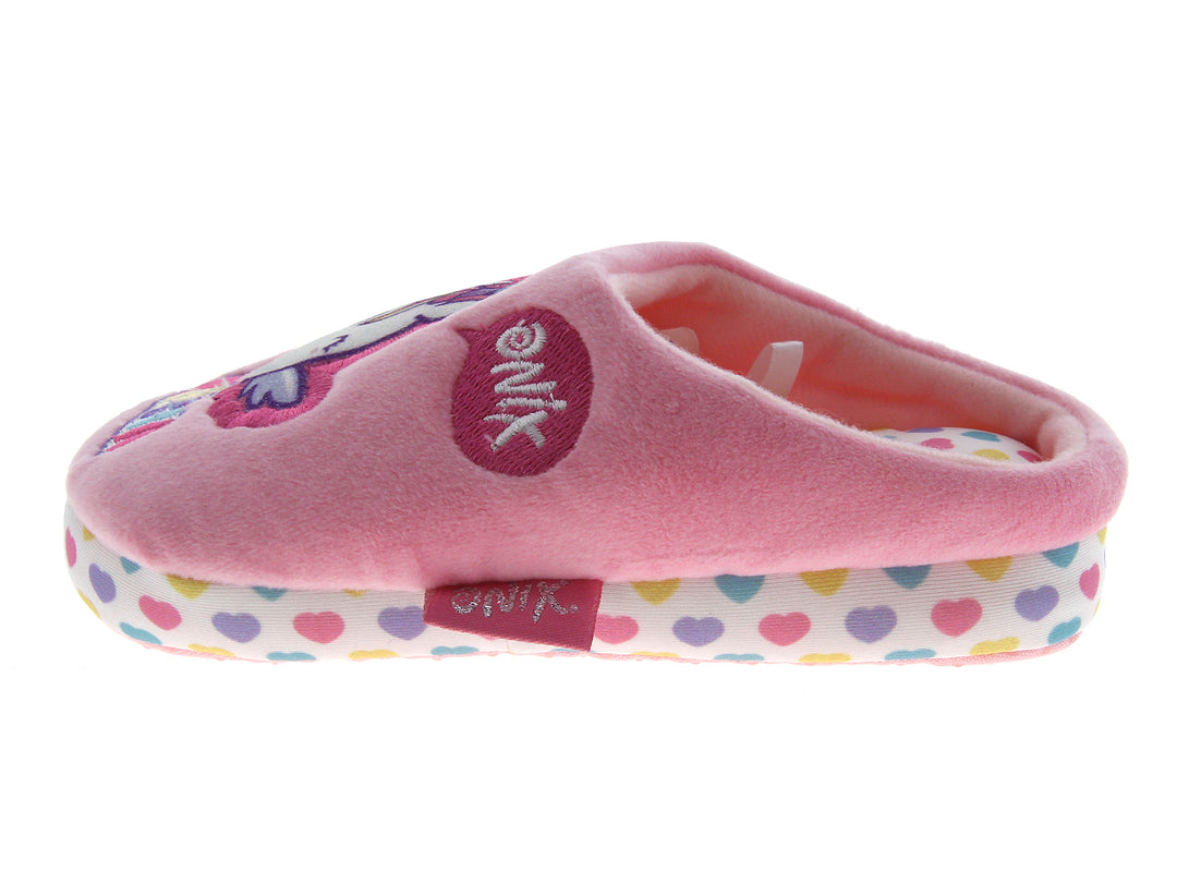 Pantuflas rosas para niña con diseño de unicornio y suela blanca con corazones de colores.