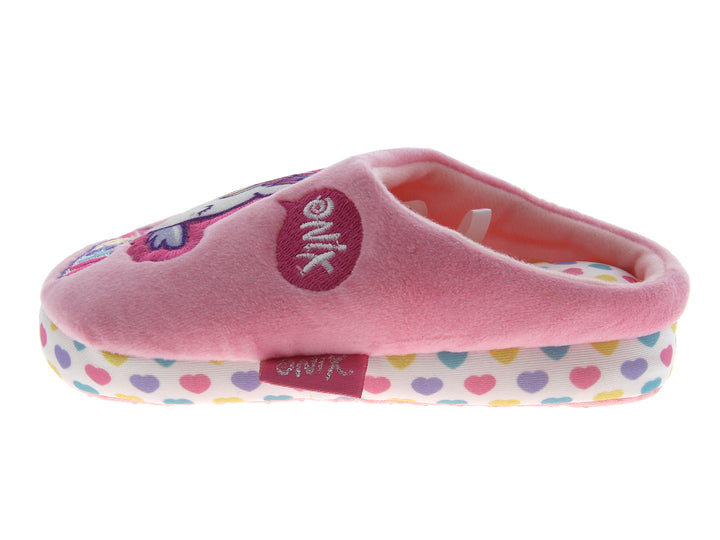 Pantuflas rosas para niña con diseño de unicornio y suela blanca con corazones de colores.