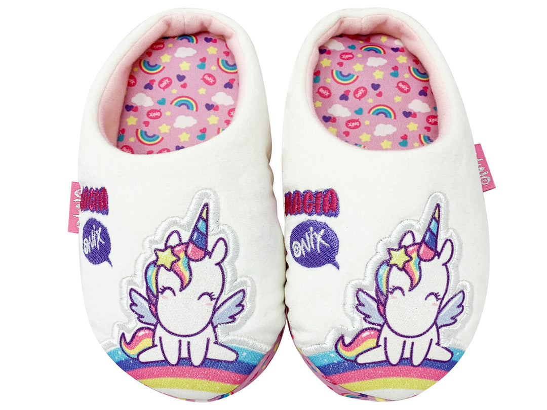 Pantuflas blancas para niña con diseño de unicornio y detalles de arcoíris.