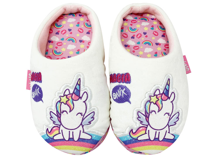 Pantuflas blancas para niña con diseño de unicornio y detalles de arcoíris.