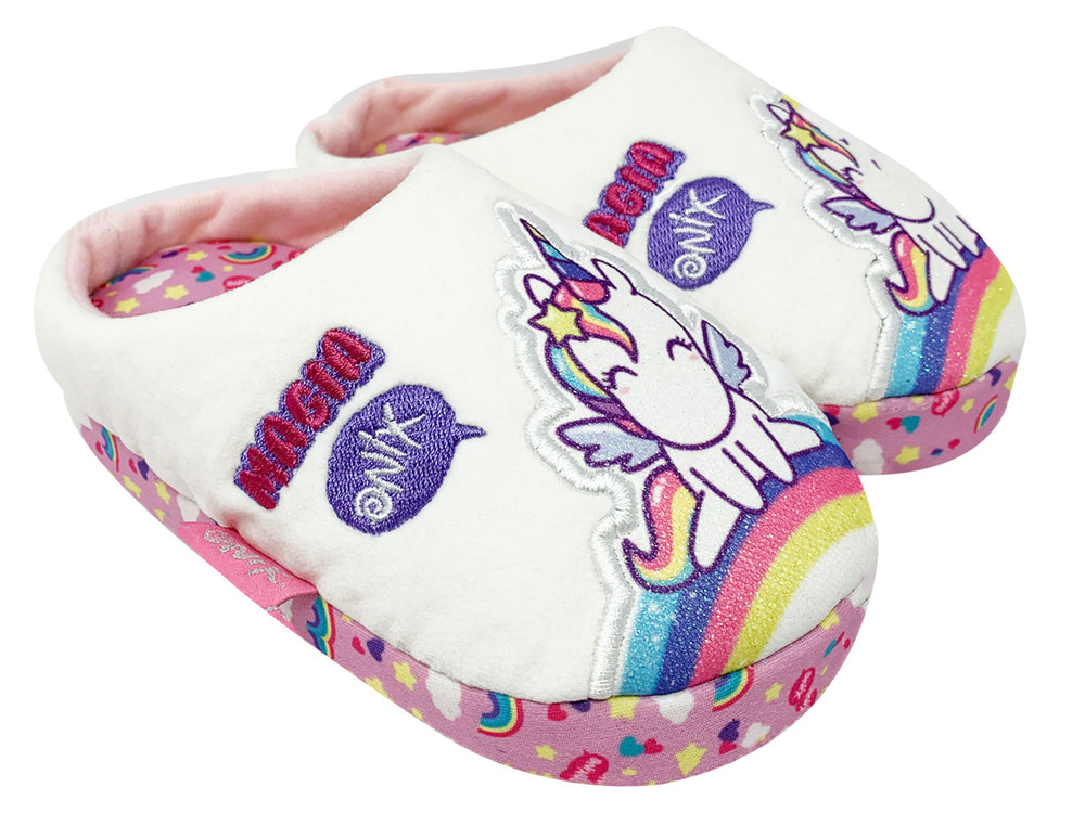 Pantuflas blancas para niña con diseño de unicornio y detalles de arcoíris.