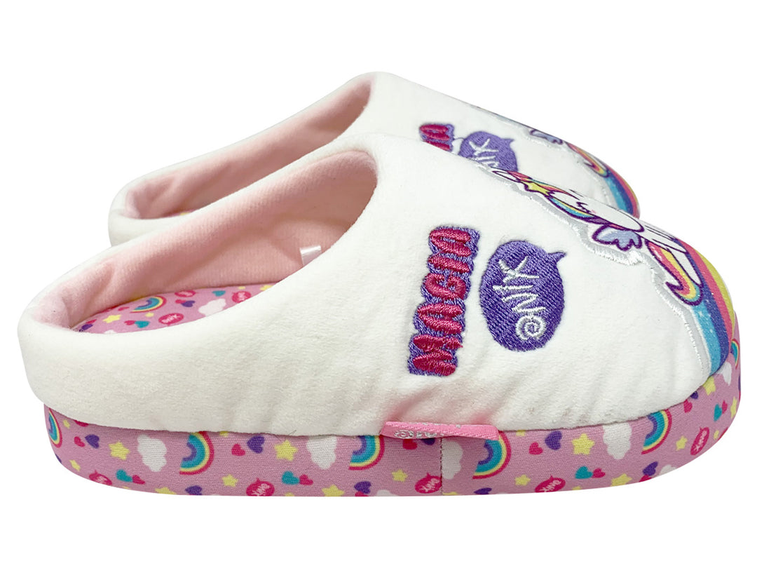 Pantuflas blancas para niña con diseño de unicornio y detalles de arcoíris.