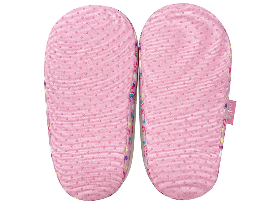 Pantuflas blancas para niña con diseño de unicornio y detalles de arcoíris.